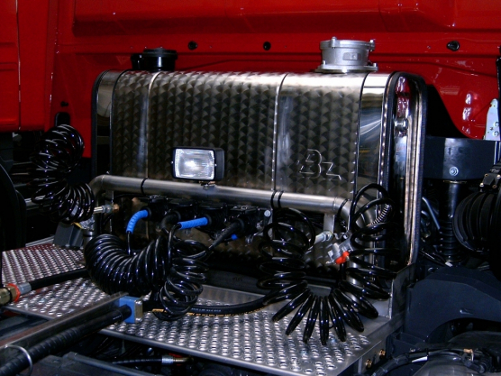 Mercedes-Benz, stainless steel hydraulic tank hidden in the cabin